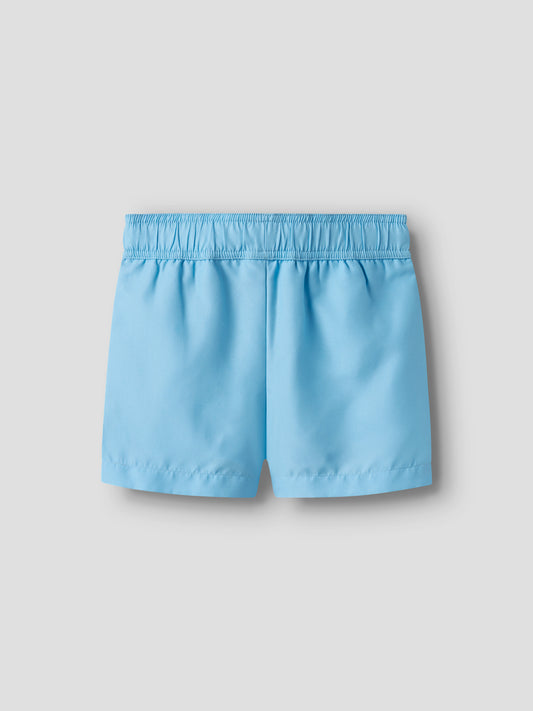 Blå bad shorts till pojke från Name it. Ljusblå badshorts, badbyxor med krokodil, enfärgade ljusblå bad shorts.
NMMZAKA SWIM SHORTS TB
13251966