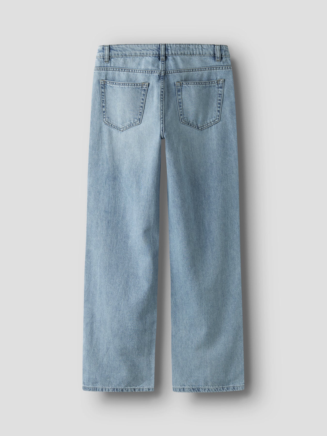 Ljus blå rak jeans till tjej ungdom. Barn och ungdomskläder till flicka från LMTD, straight fit, regular.
NLFBETT DNM LW R STRAIGHT PANT
13252046