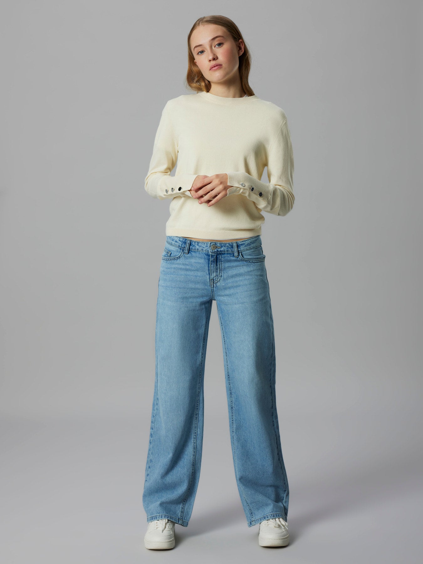 Ljus blå rak jeans till tjej ungdom. Barn och ungdomskläder till flicka från LMTD, straight fit, regular.
NLFBETT DNM LW R STRAIGHT PANT
13252046