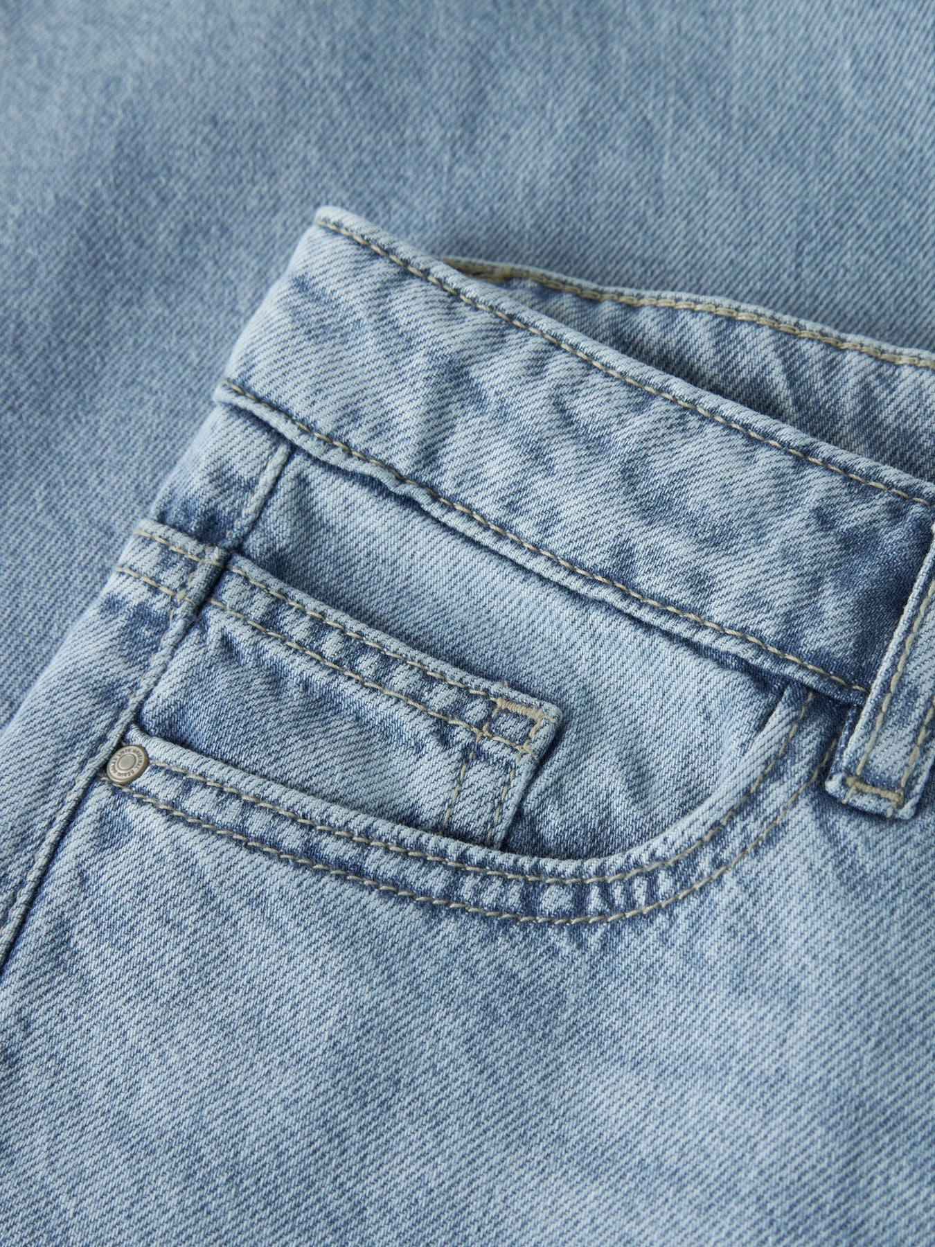 Ljus blå rak jeans till tjej ungdom. Barn och ungdomskläder till flicka från LMTD, straight fit, regular.
NLFBETT DNM LW R STRAIGHT PANT
13252046