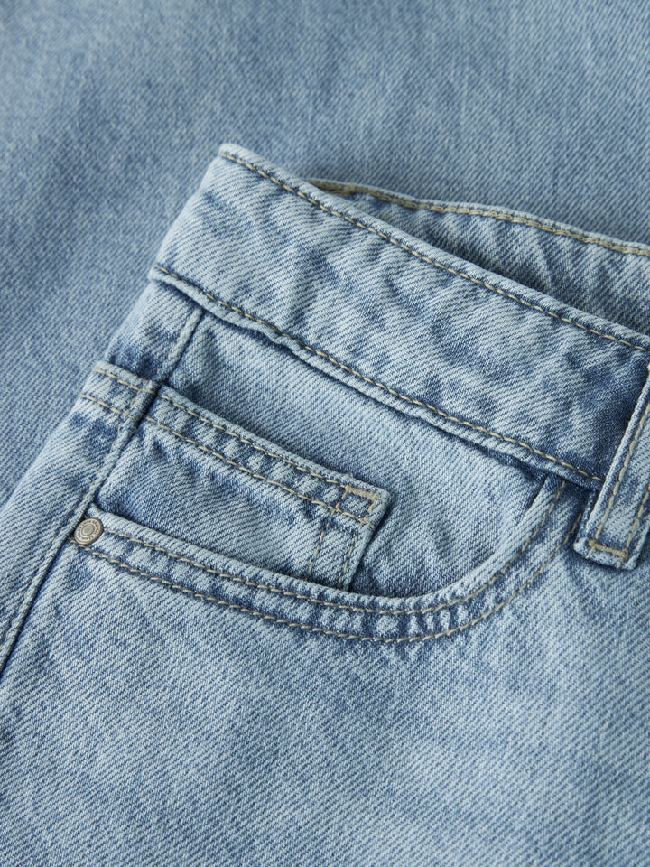 Ljus blå rak jeans till tjej ungdom. Barn och ungdomskläder till flicka från LMTD, straight fit, regular.
NLFBETT DNM LW R STRAIGHT PANT
13252046