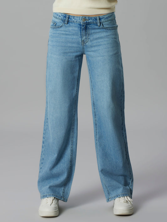 Ljus blå rak jeans till tjej ungdom. Barn och ungdomskläder till flicka från LMTD, straight fit, regular.
NLFBETT DNM LW R STRAIGHT PANT
13252046