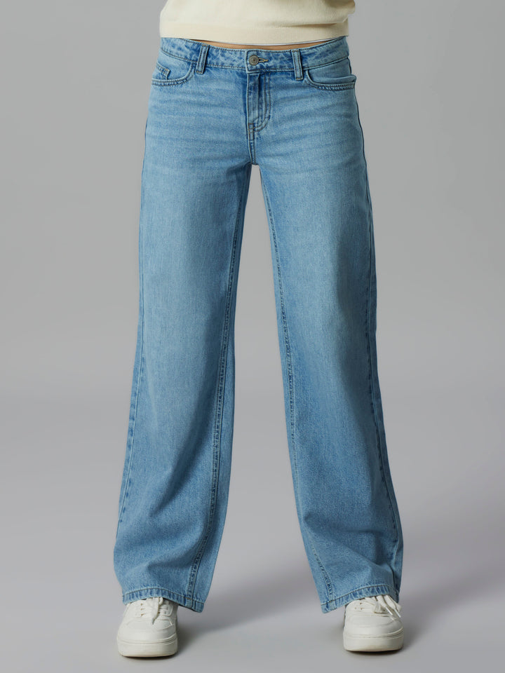 Ljus blå rak jeans till tjej ungdom. Barn och ungdomskläder till flicka från LMTD, straight fit, regular.
NLFBETT DNM LW R STRAIGHT PANT
13252046