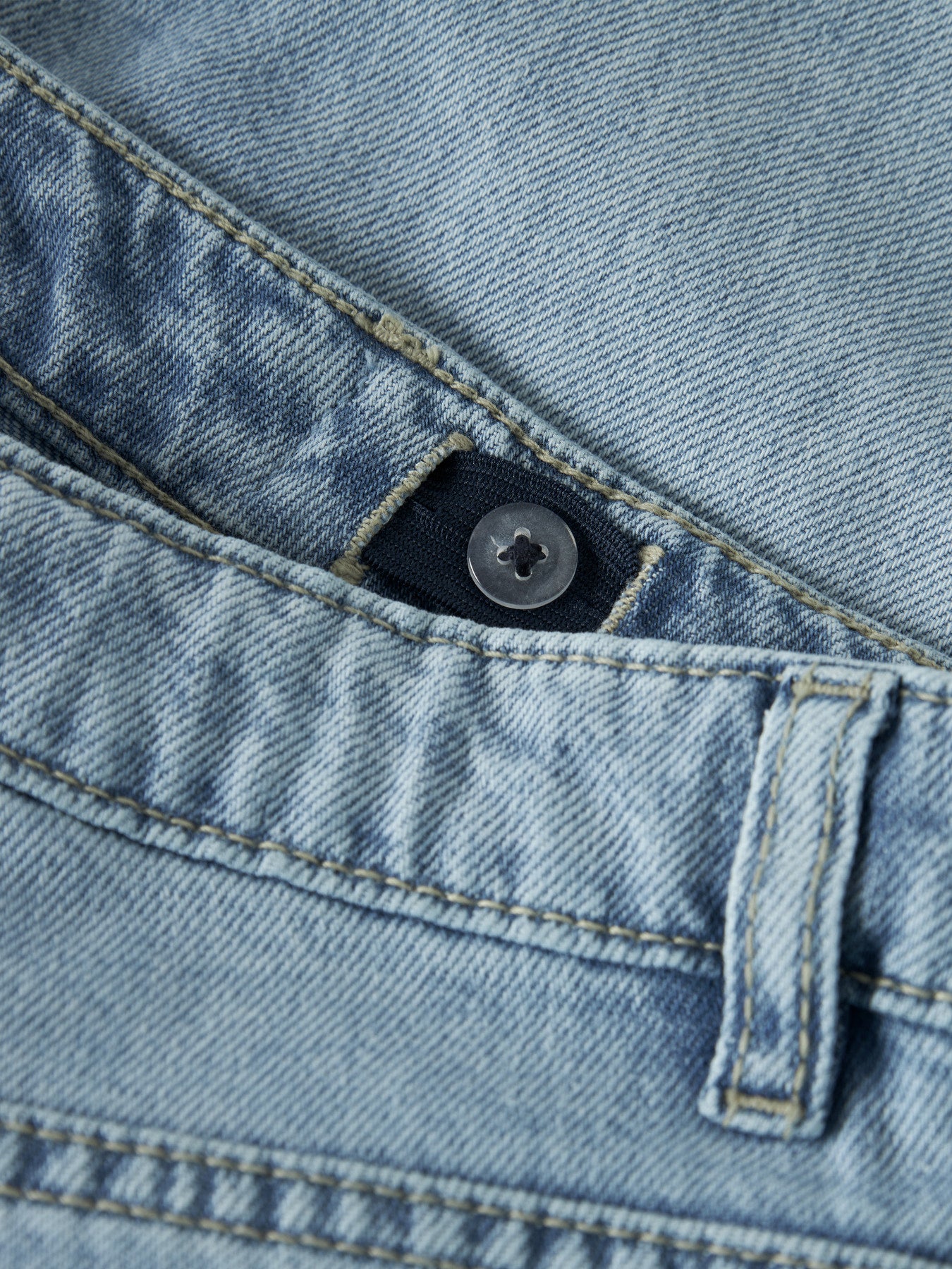 Ljus blå rak jeans till tjej ungdom. Barn och ungdomskläder till flicka från LMTD, straight fit, regular.
NLFBETT DNM LW R STRAIGHT PANT
13252046