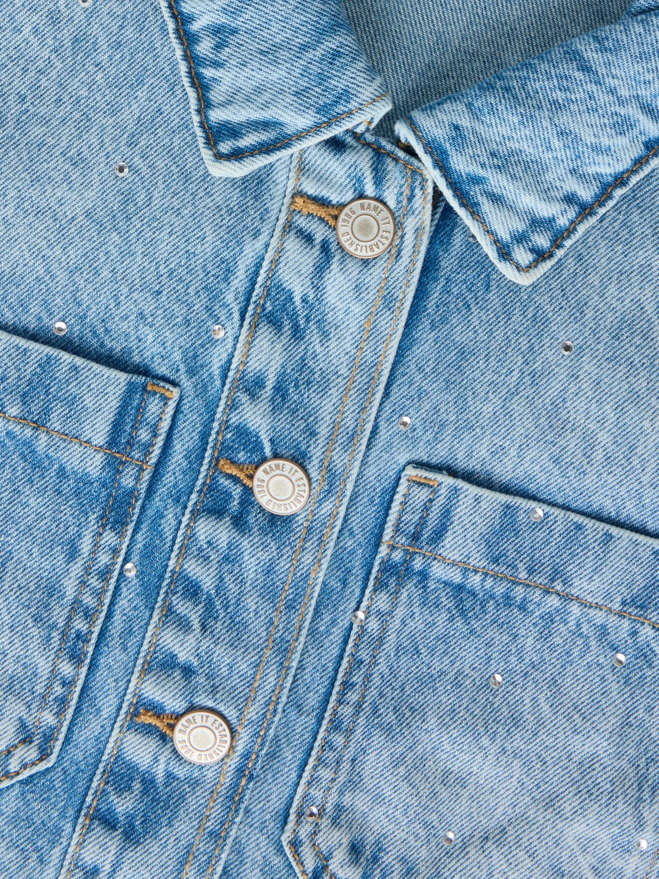Jeans jacka med strass stenar till flicka. Tjej jeansjacka ljusblå med glitter, vårjacka från Name it.
NKFLISA OS DNM RHINE JACKET 1133-AC D
13252154