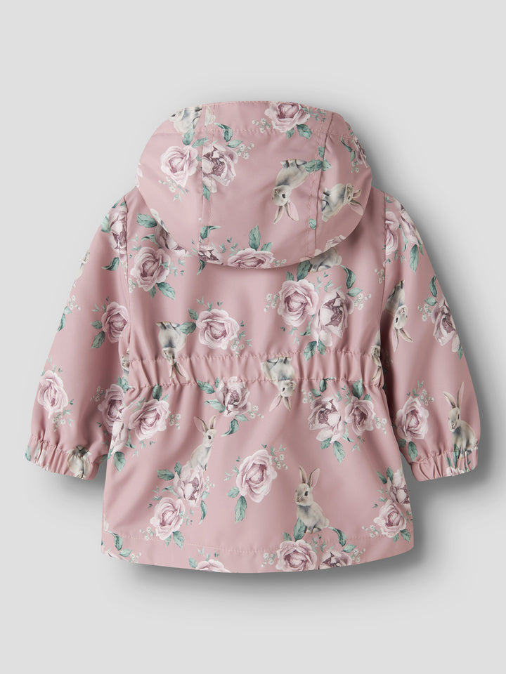 Söt rosa blommig baby jacka till flicka. Bebis jacka till vår och sommar med rosor från Name it. 
NBFMAXI JACKET LI AOP
13252361