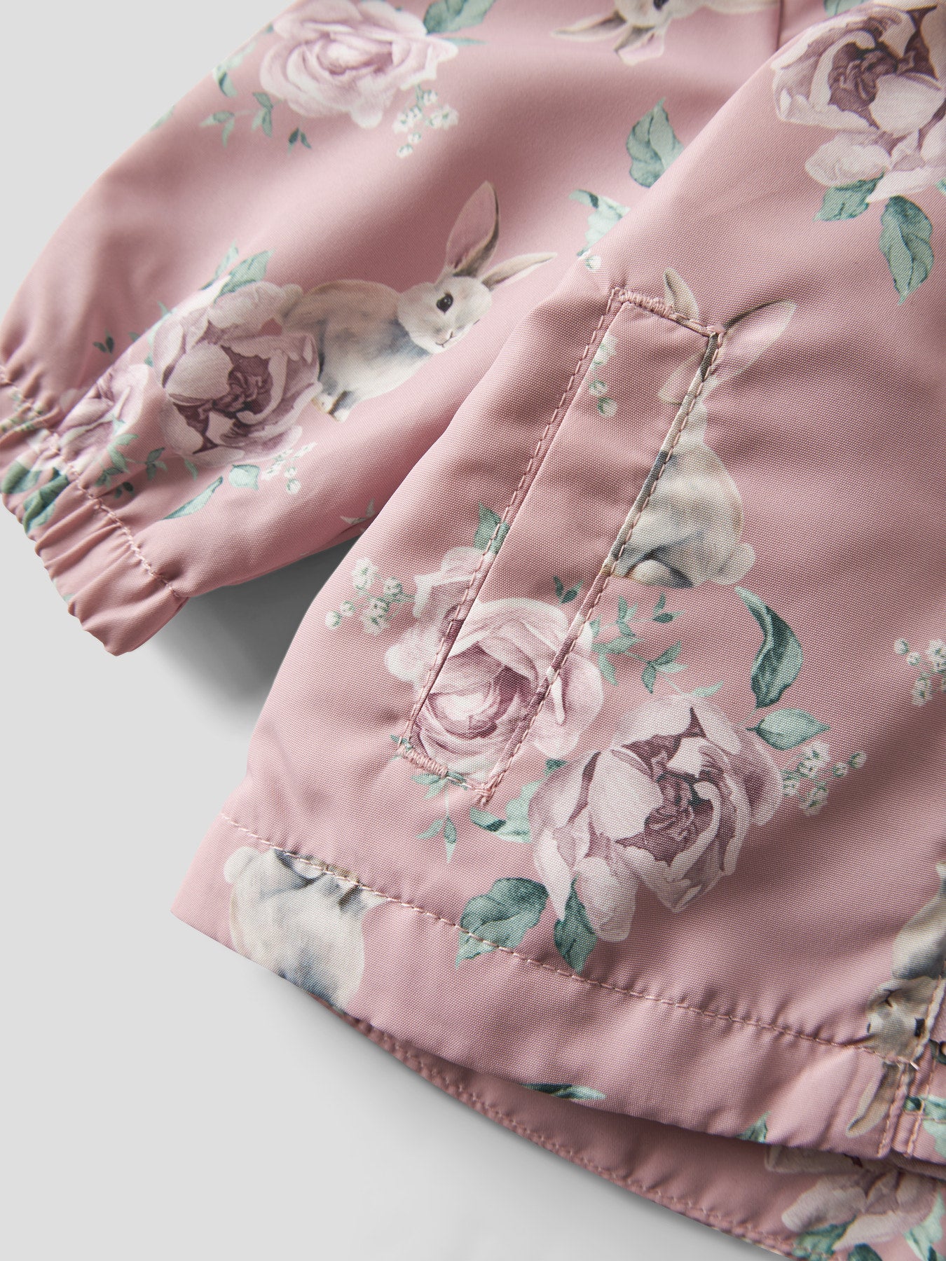 Söt rosa blommig baby jacka till flicka. Bebis jacka till vår och sommar med rosor från Name it. 
NBFMAXI JACKET LI AOP
13252361