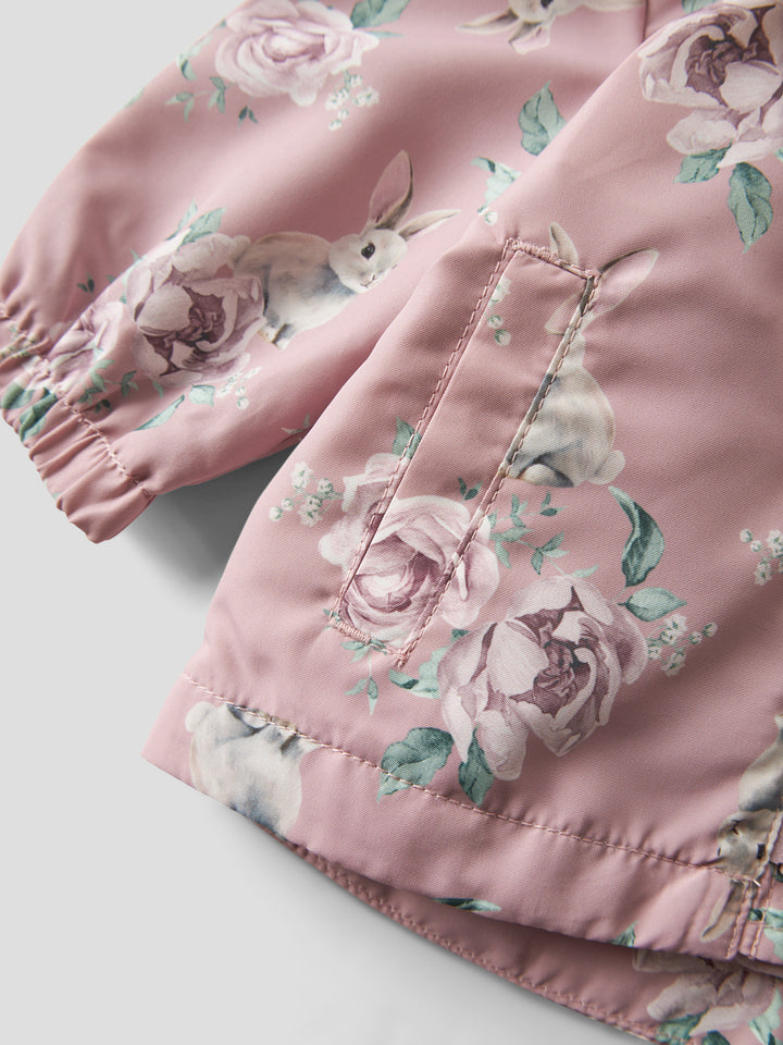 Söt rosa blommig baby jacka till flicka. Bebis jacka till vår och sommar med rosor från Name it. 
NBFMAXI JACKET LI AOP
13252361