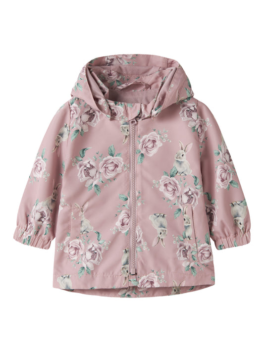 Söt rosa blommig baby jacka till flicka. Bebis jacka till vår och sommar med rosor från Name it. 
NBFMAXI JACKET LI AOP
13252361