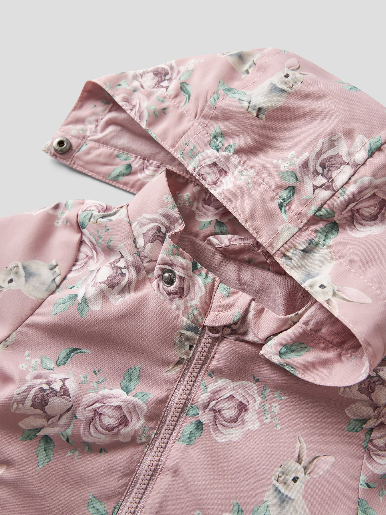 Söt rosa blommig baby jacka till flicka. Bebis jacka till vår och sommar med rosor från Name it. 
NBFMAXI JACKET LI AOP
13252361