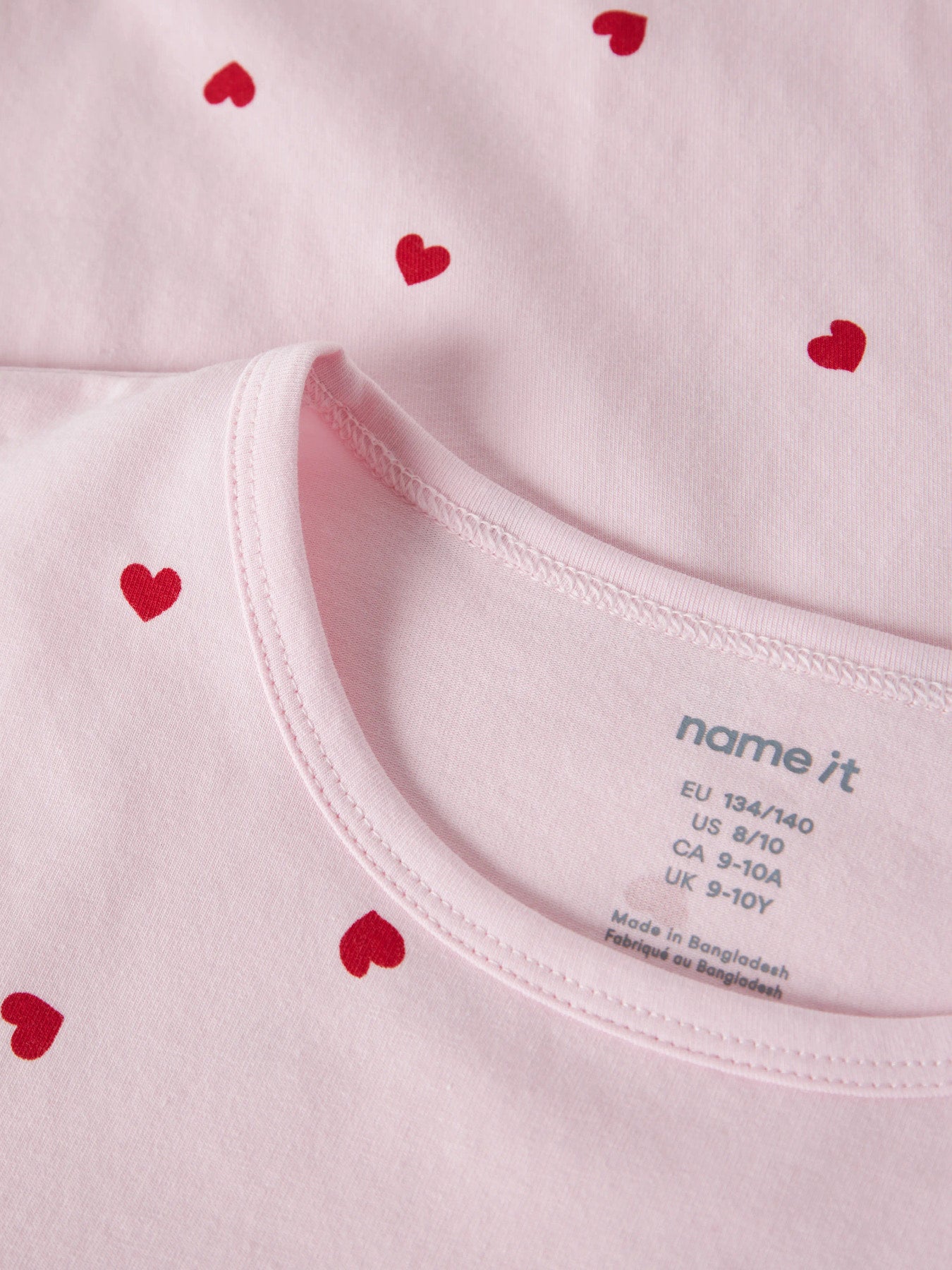Name It ljusrosa tvådelad pyjamas för flicka med hjärtmönster, långärmad tröja och matchande byxor
NKFNIGHTSET PEYOTE HEARTS NOOS
13252388