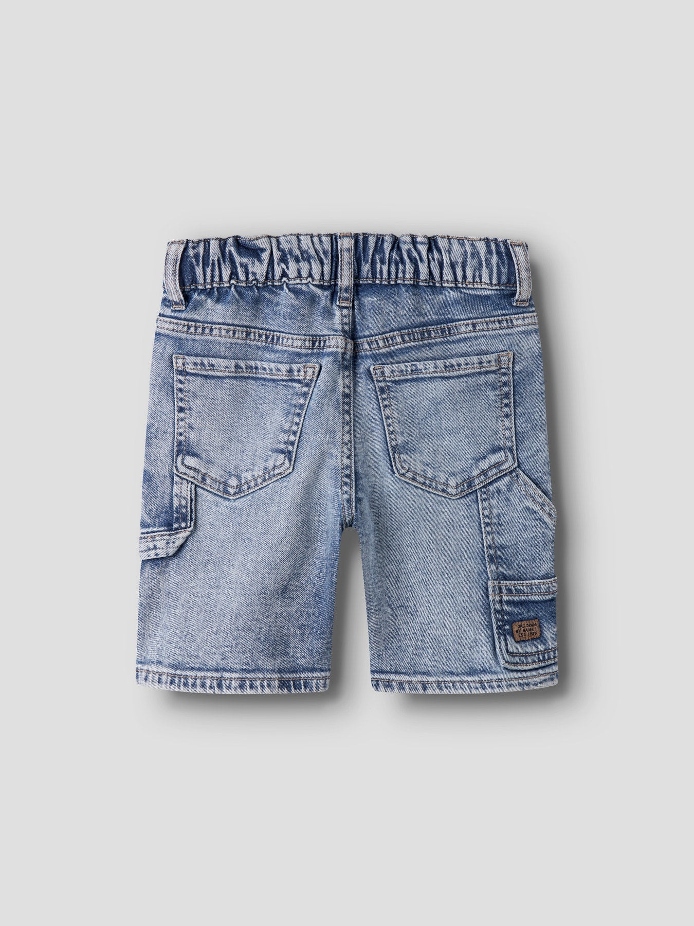 Mjuka lite längre ljus blå jeansshorts till pojke. Bermuda shorts i ekologisk bomull från Name it.
NMMBEN LOOSE DNM BERMUDA 8620-BC NOOS
13252453