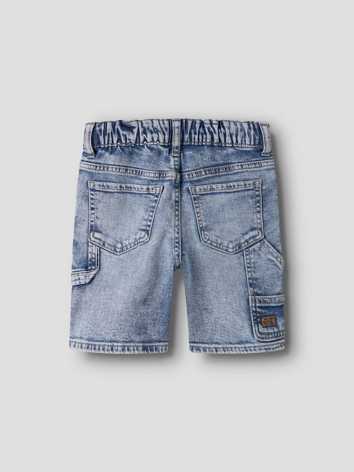 Mjuka lite längre ljus blå jeansshorts till pojke. Bermuda shorts i ekologisk bomull från Name it.
NMMBEN LOOSE DNM BERMUDA 8620-BC NOOS
13252453
