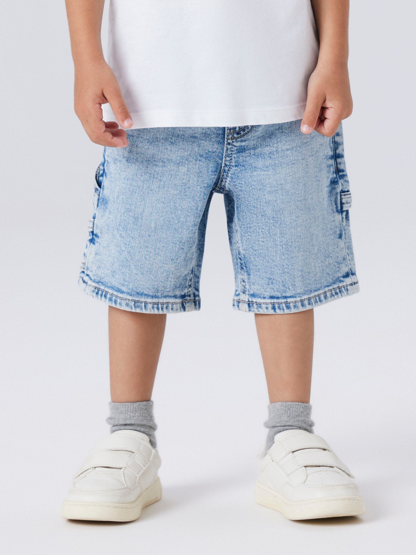 Mjuka lite längre ljus blå jeansshorts till pojke. Bermuda shorts i ekologisk bomull från Name it.
NMMBEN LOOSE DNM BERMUDA 8620-BC NOOS
13252453