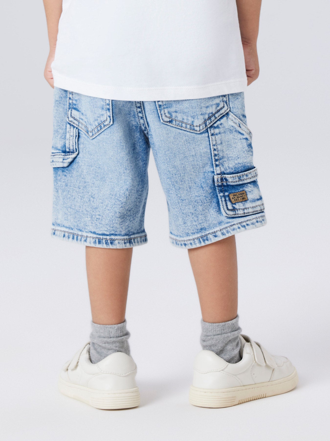 Mjuka lite längre ljus blå jeansshorts till pojke. Bermuda shorts i ekologisk bomull från Name it.
NMMBEN LOOSE DNM BERMUDA 8620-BC NOOS
13252453