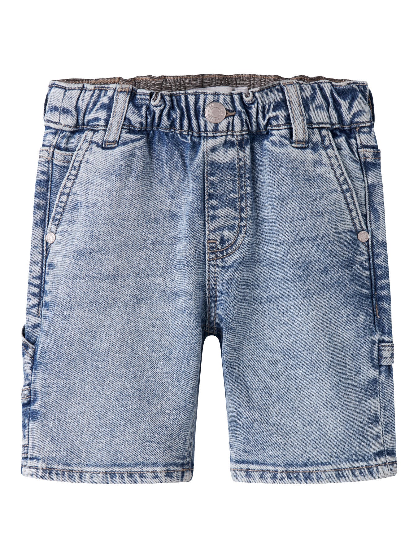 Mjuka lite längre ljus blå jeansshorts till pojke. Bermuda shorts i ekologisk bomull från Name it.
NMMBEN LOOSE DNM BERMUDA 8620-BC NOOS
13252453