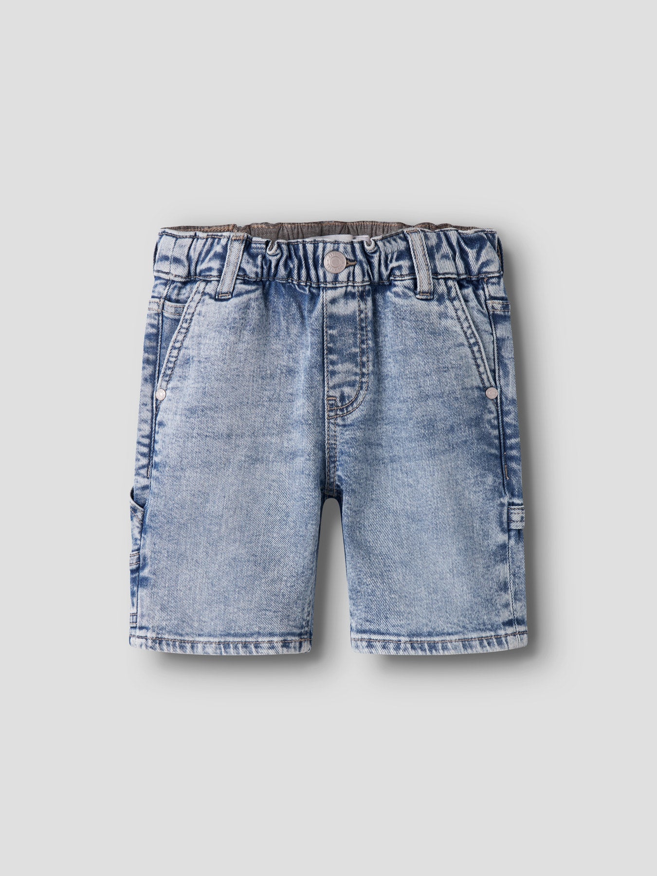 Mjuka lite längre ljus blå jeansshorts till pojke. Bermuda shorts i ekologisk bomull från Name it.
NMMBEN LOOSE DNM BERMUDA 8620-BC NOOS
13252453
