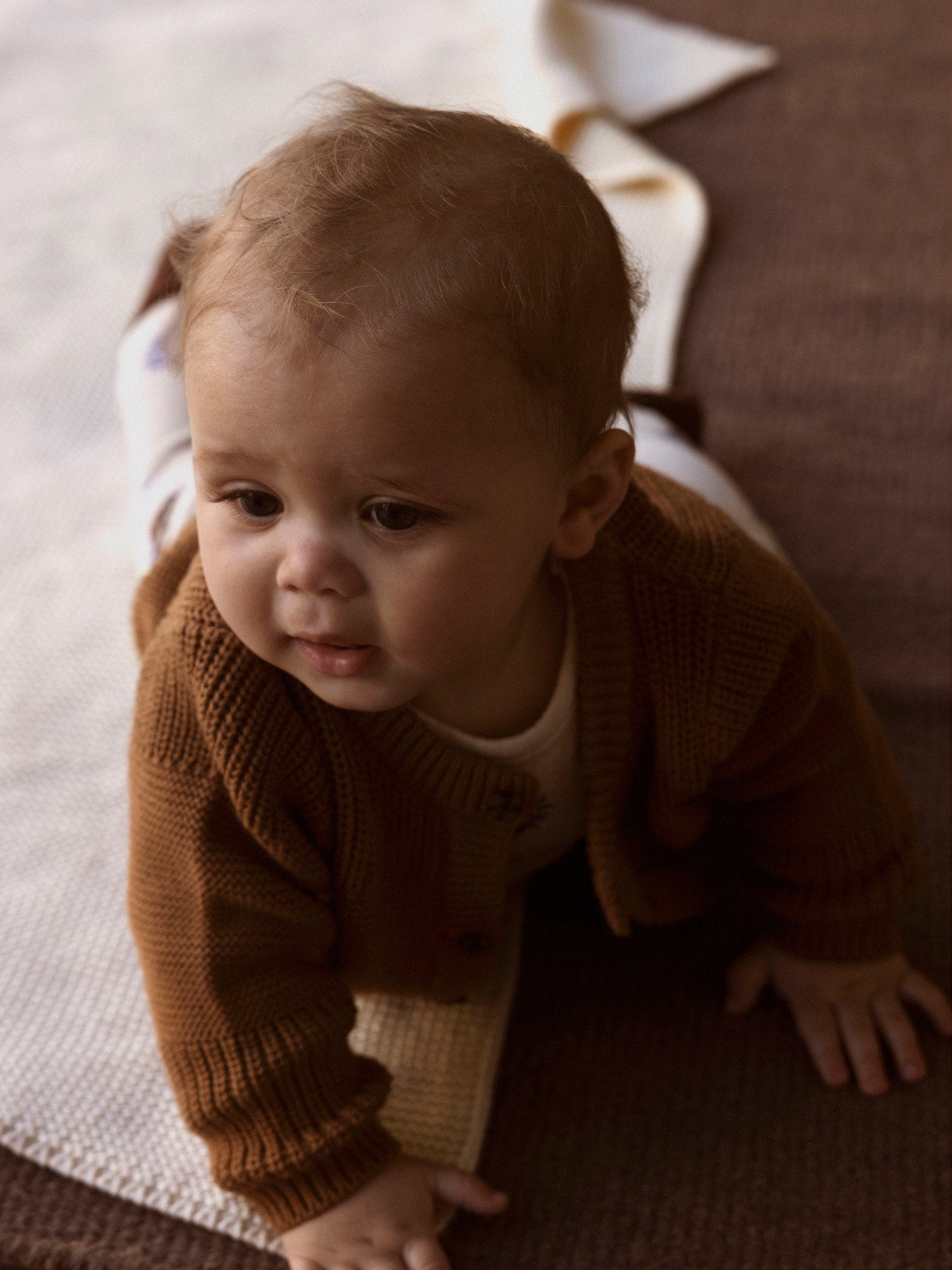 Brun baby kofta till bebis pojke. Stickad cardigan till nyfödd kille. Ekologiska bebis kläder från Name it.
NBMBOYS LS KNIT CARD
13252615