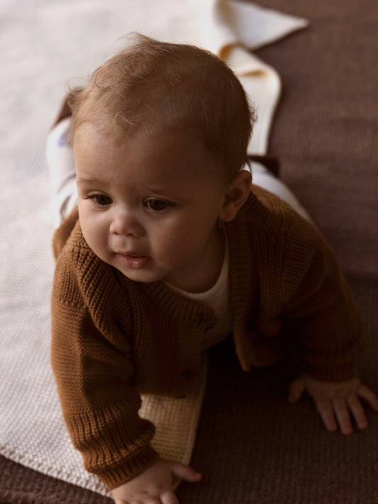 Brun baby kofta till bebis pojke. Stickad cardigan till nyfödd kille. Ekologiska bebis kläder från Name it.
NBMBOYS LS KNIT CARD
13252615