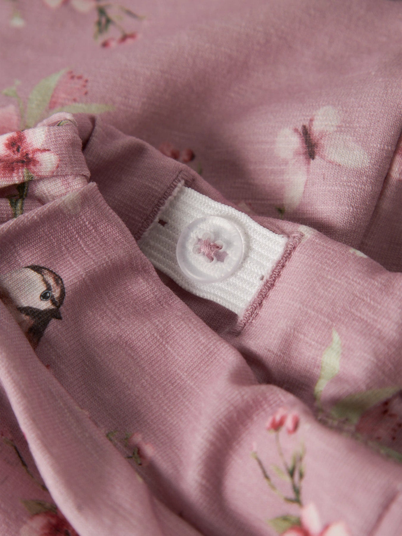 Rosa mönstrade baby byxor till nyfödd flicka. Söta byxor med fåglar och blommor, ekologiska bebis kläder från Name it.
NBFBETTY PANT
13252648