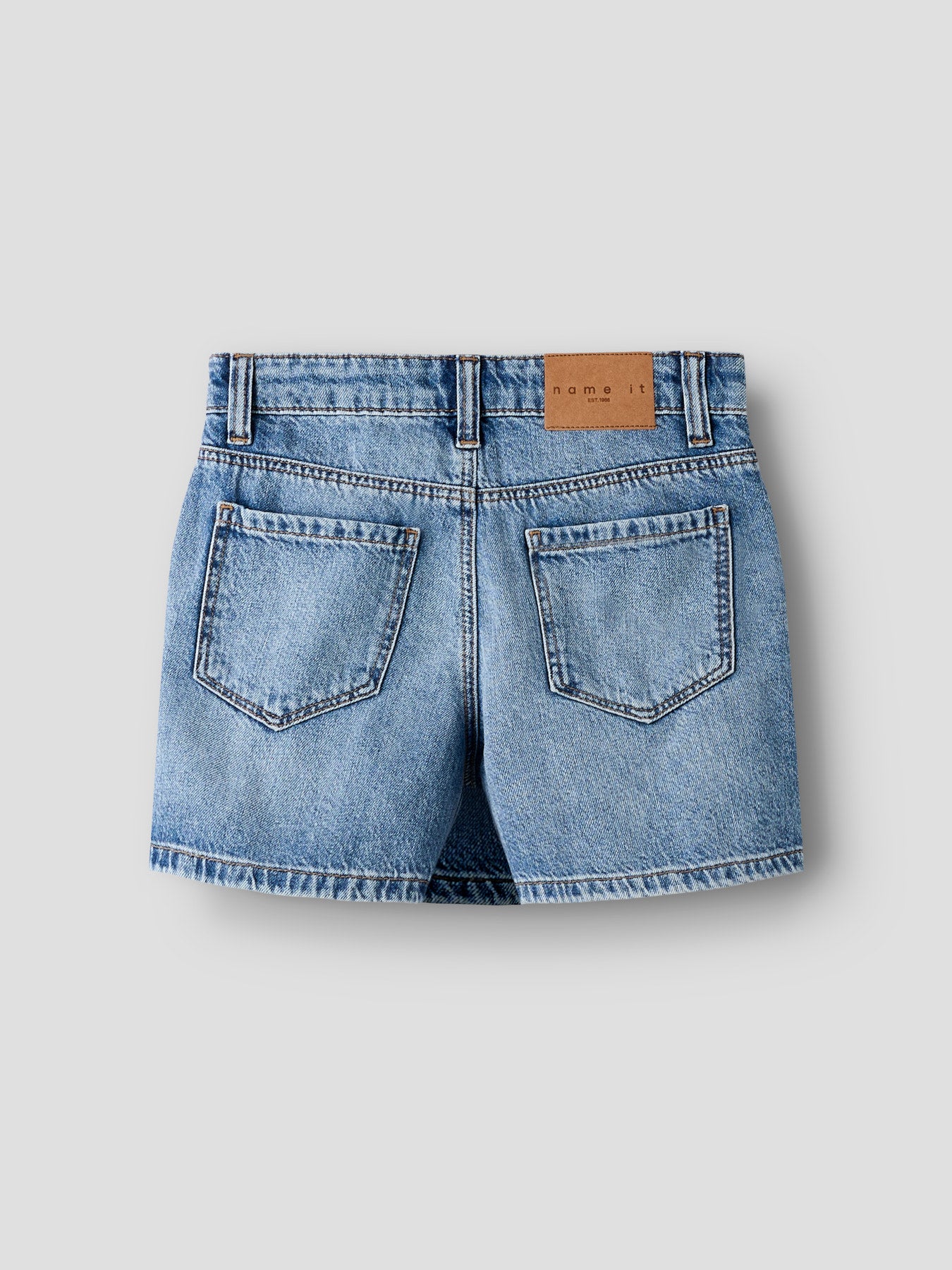 Snygg jeans kjol, jeans shorts till tjej. Jeanskjol från Name it till flicka.
NKFEMMA DNM SKORT 1040-MJ NOOS
13252810