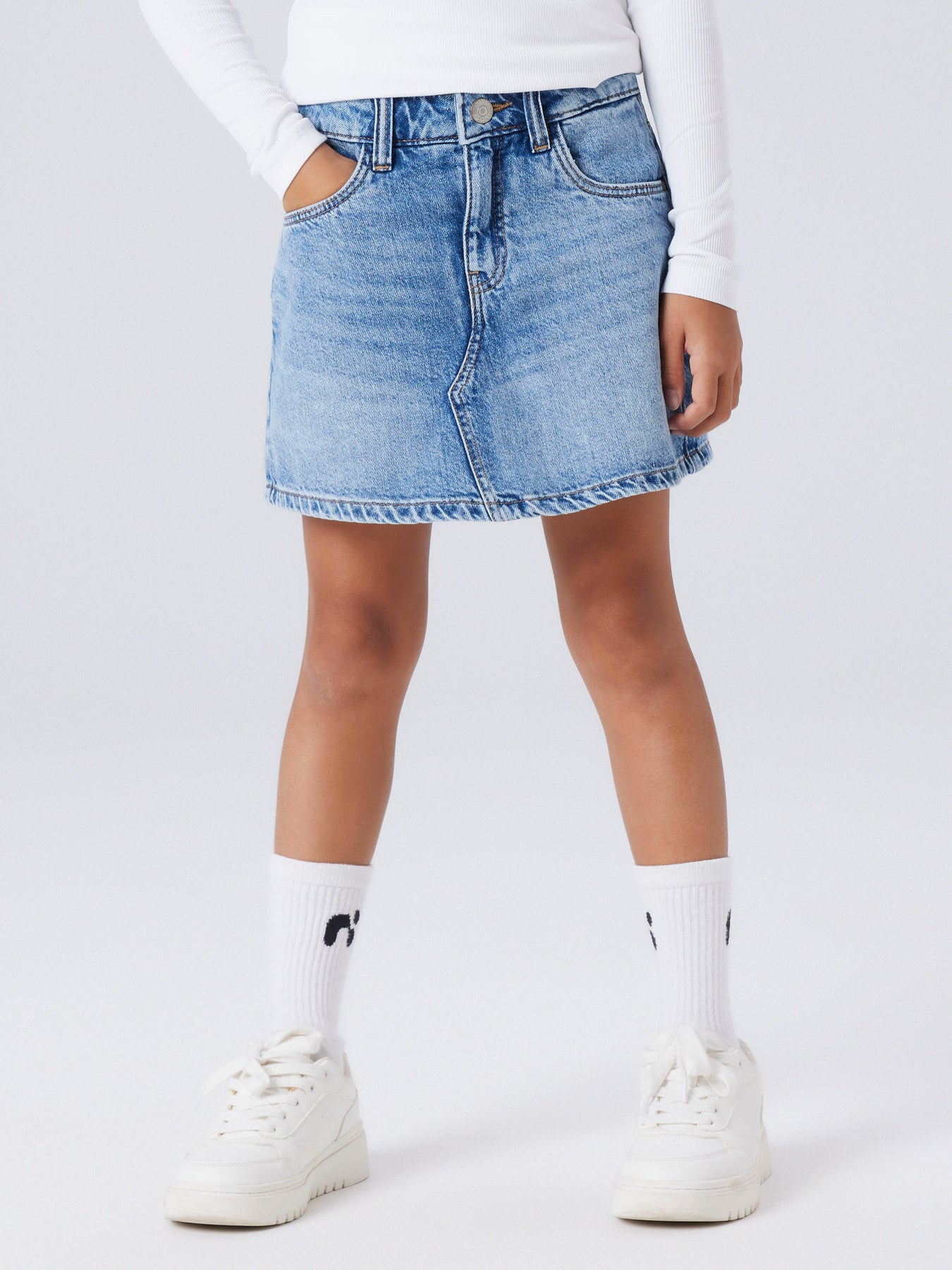 Snygg jeans kjol, jeans shorts till tjej. Jeanskjol från Name it till flicka.
NKFEMMA DNM SKORT 1040-MJ NOOS
13252810