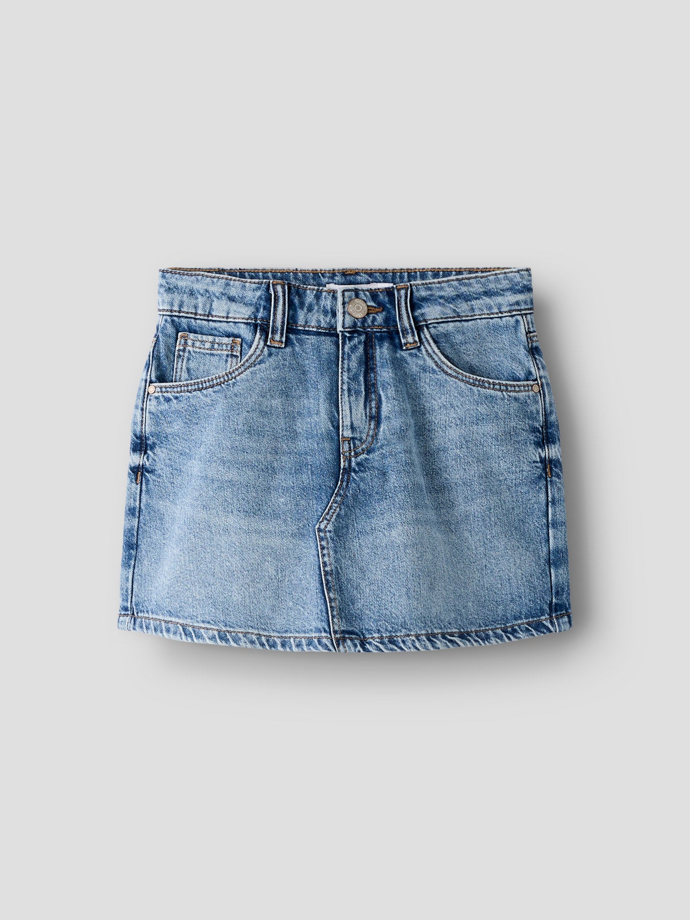 Snygg jeans kjol, jeans shorts till tjej. Jeanskjol från Name it till flicka.
NKFEMMA DNM SKORT 1040-MJ NOOS
13252810