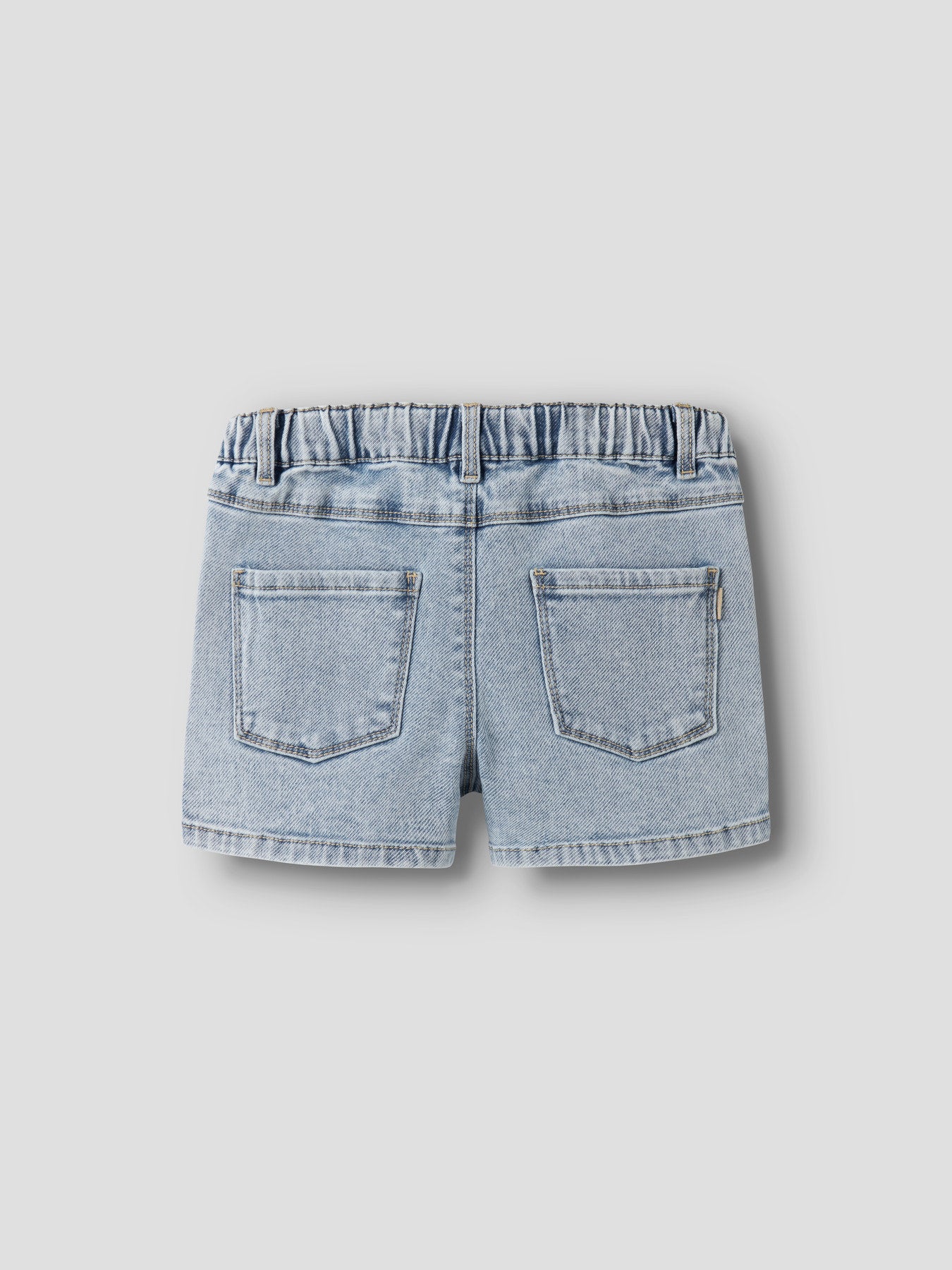 Ljus blå korta jeans shorts till flicka. Mjuka jeansshort från Name it.
NMFROSE MOM DNM SHORTS 1140-GY
13252813