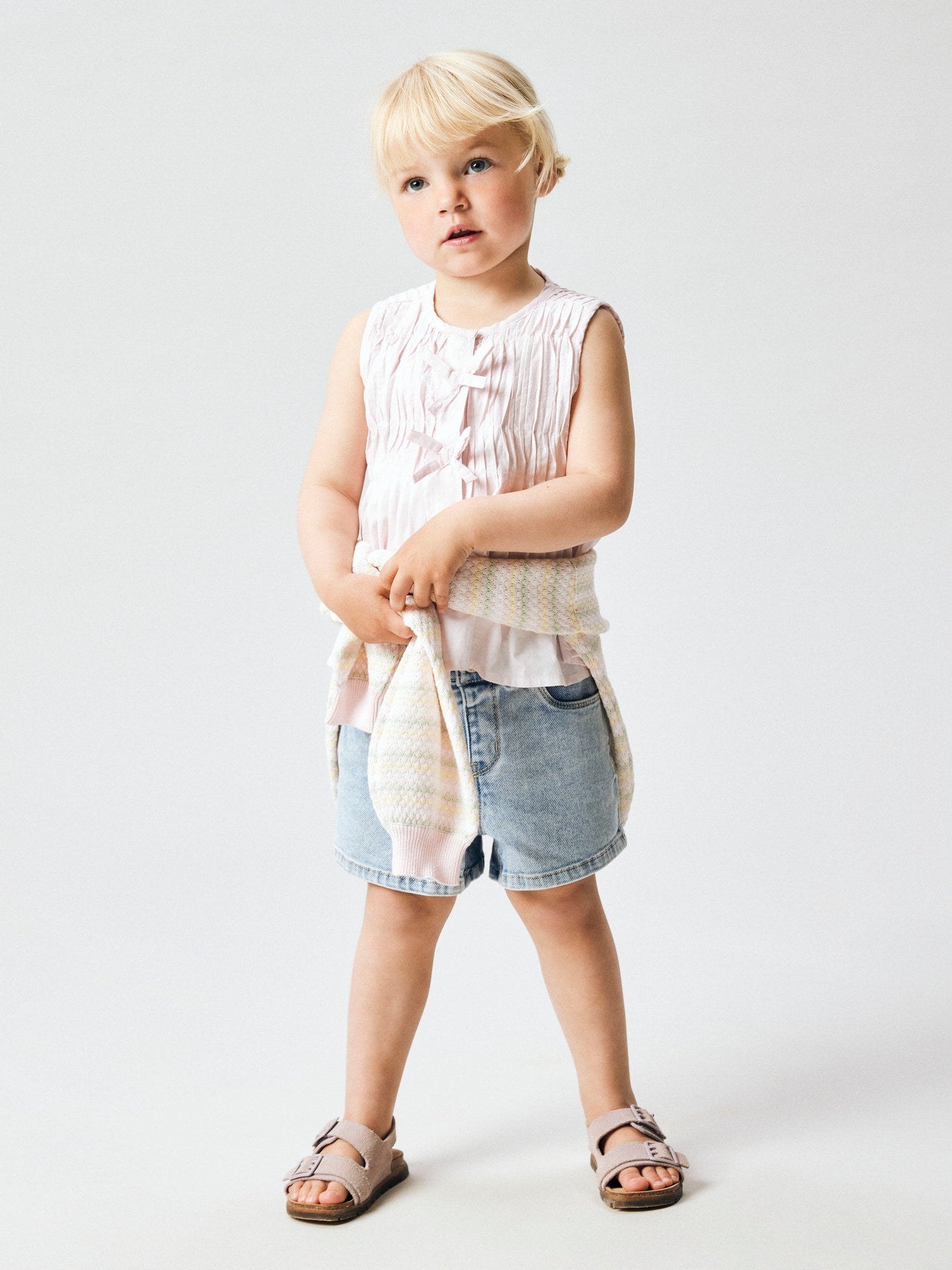 Ljus blå korta jeans shorts till flicka. Mjuka jeansshort från Name it.
NMFROSE MOM DNM SHORTS 1140-GY
13252813