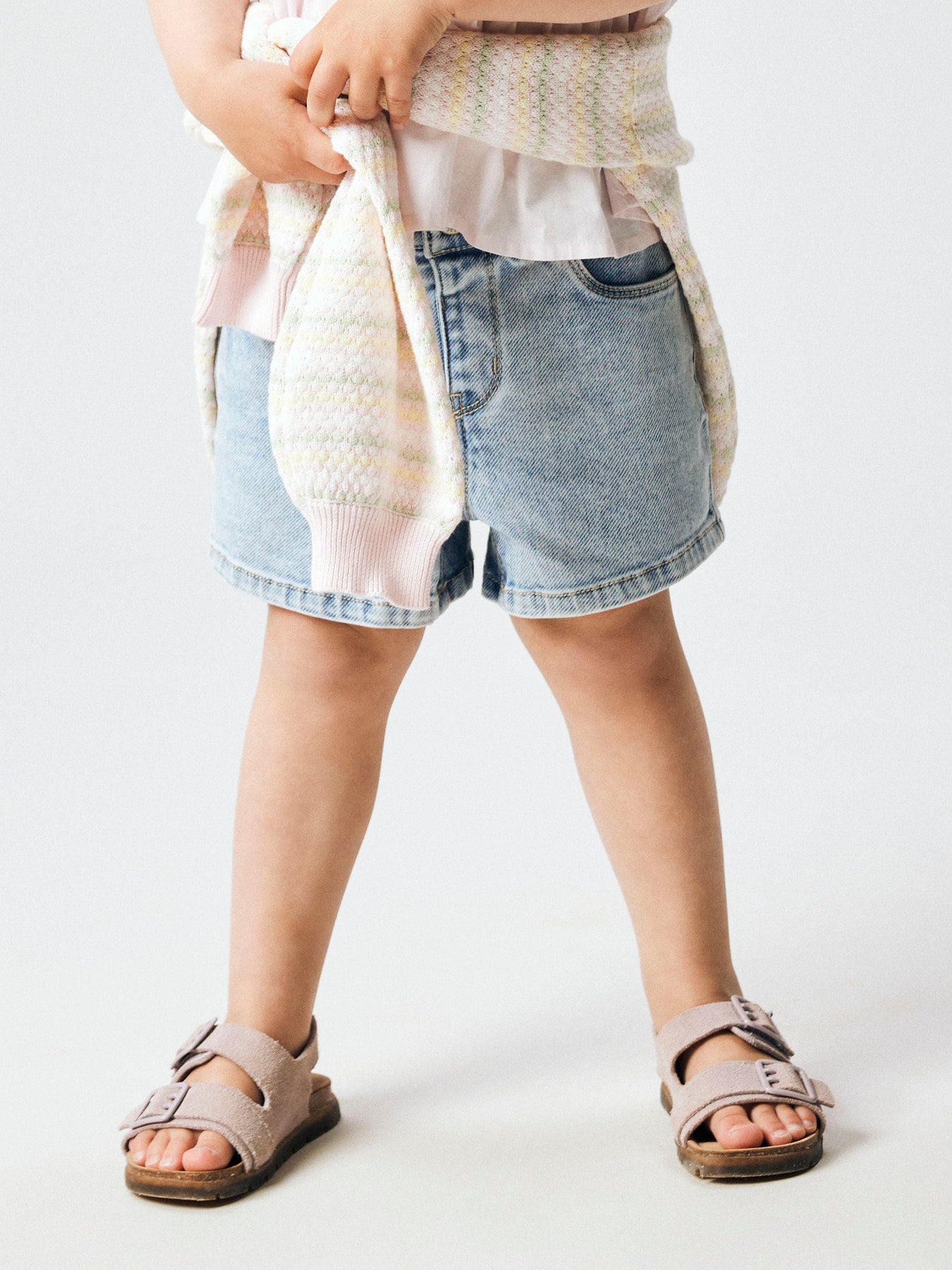 Ljus blå korta jeans shorts till flicka. Mjuka jeansshort från Name it.
NMFROSE MOM DNM SHORTS 1140-GY
13252813