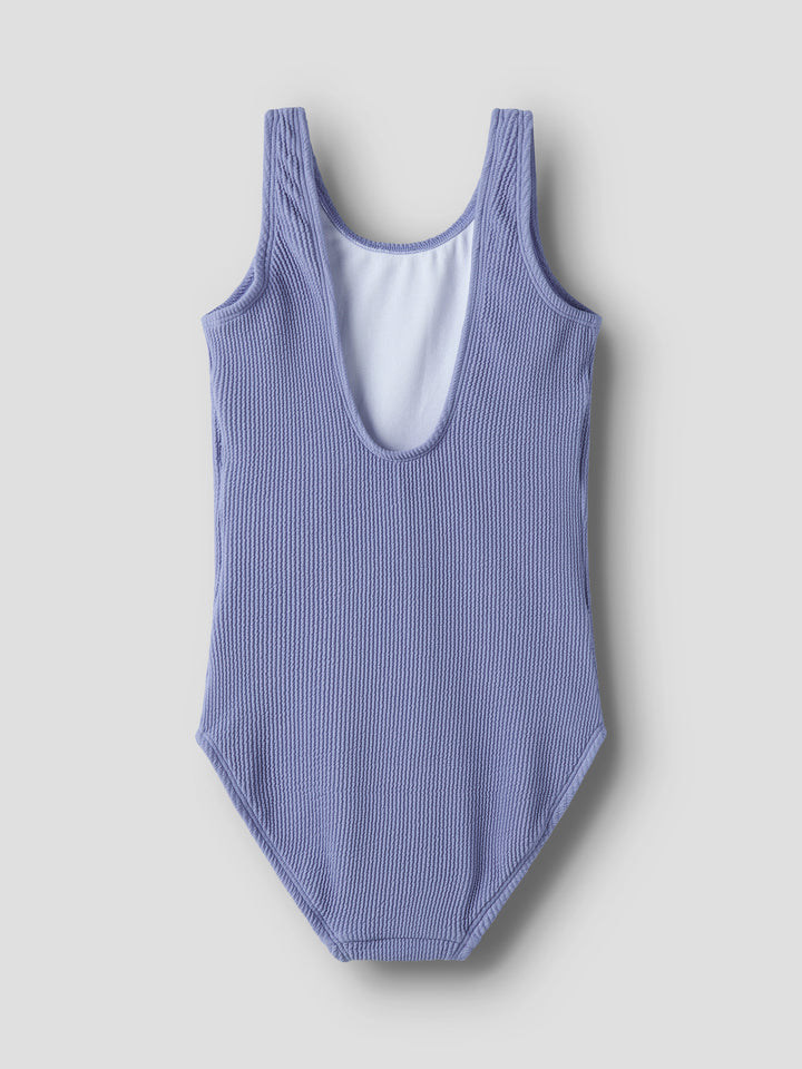 Blå Crinkle/seersucker struktur (krusigt tyg) till flicka från Name it.
Crinkle/seersucker struktur (krusigt tyg)
NKFZEPLIA SWIMSUIT
13253260