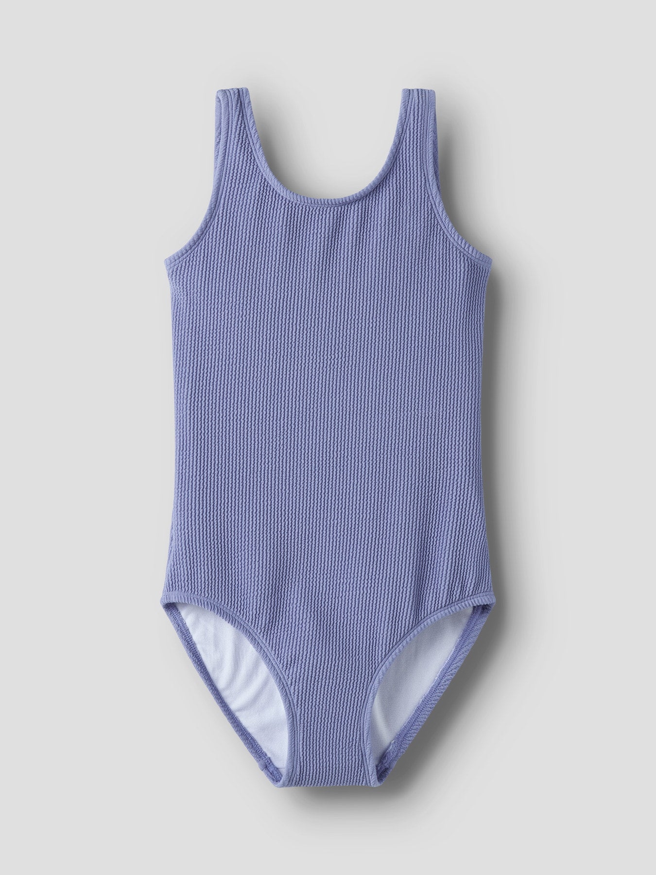 Blå Crinkle/seersucker struktur (krusigt tyg) till flicka från Name it.
Crinkle/seersucker struktur (krusigt tyg)
NKFZEPLIA SWIMSUIT
13253260