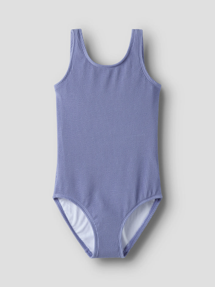 Blå Crinkle/seersucker struktur (krusigt tyg) till flicka från Name it.
Crinkle/seersucker struktur (krusigt tyg)
NKFZEPLIA SWIMSUIT
13253260
