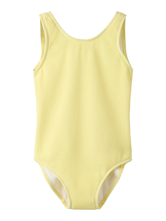 Gul enfärgad baddräkt i Crinkle/seersucker struktur (krusigt tyg) till flicka från Name it.
Crinkle/seersucker struktur (krusigt tyg)