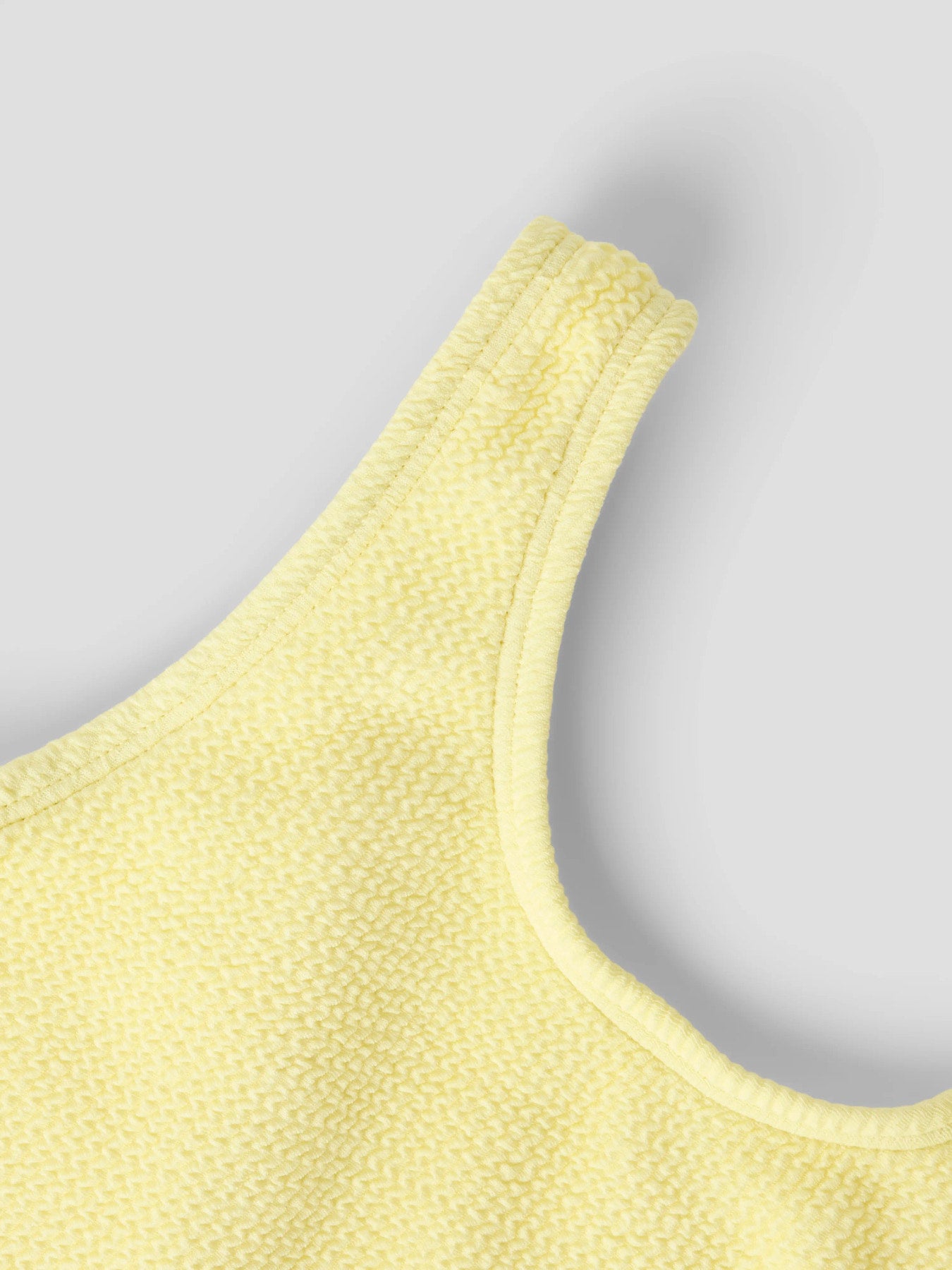 Gul enfärgad baddräkt i Crinkle/seersucker struktur (krusigt tyg) till flicka från Name it.
Crinkle/seersucker struktur (krusigt tyg)