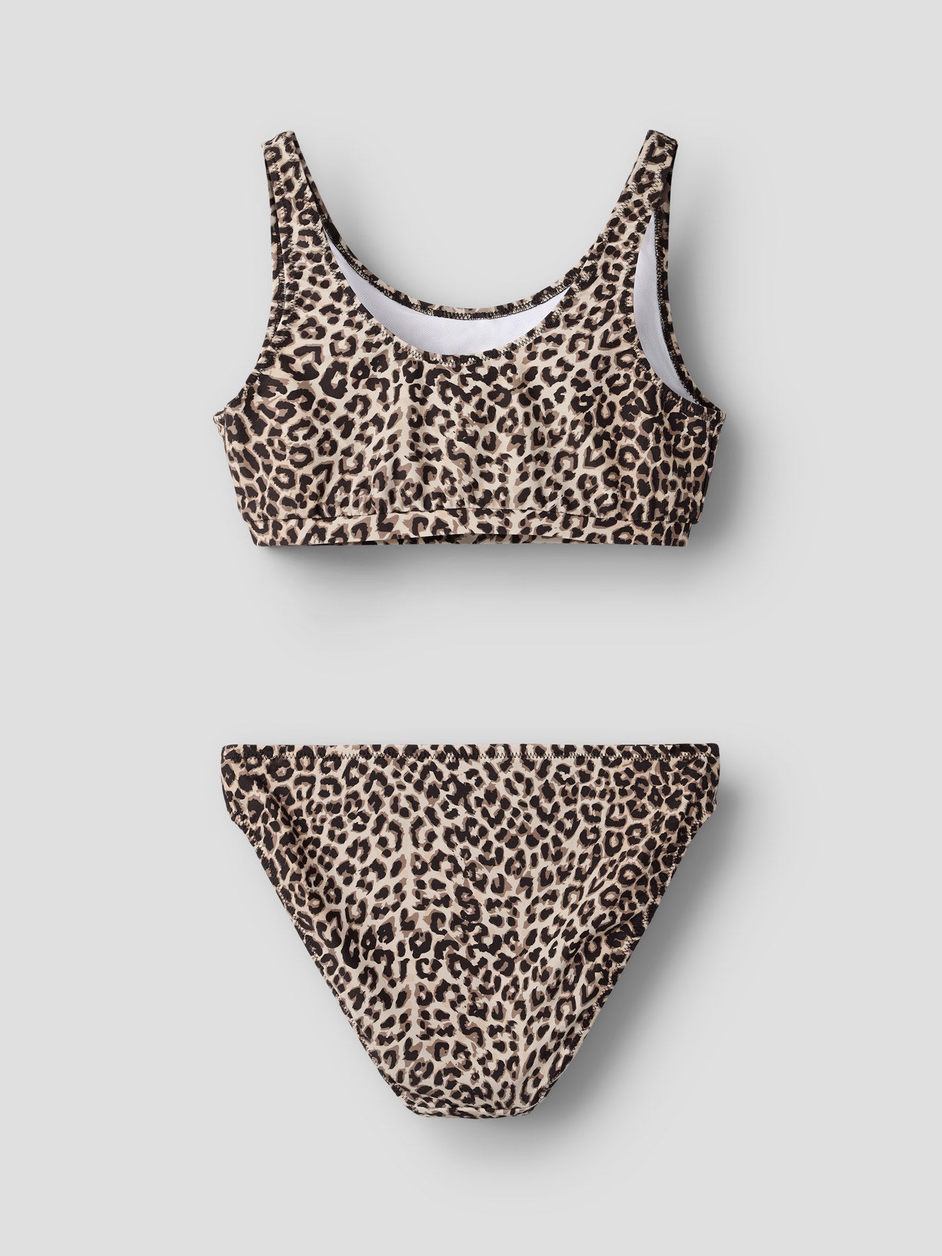 Leo mönstrad bikini till flicka. Badkläder till tjej från Name it. Barn och ungdoms bikini i svart och beige leopard mönster.
NKFZANIMAL BIKINI
13253288