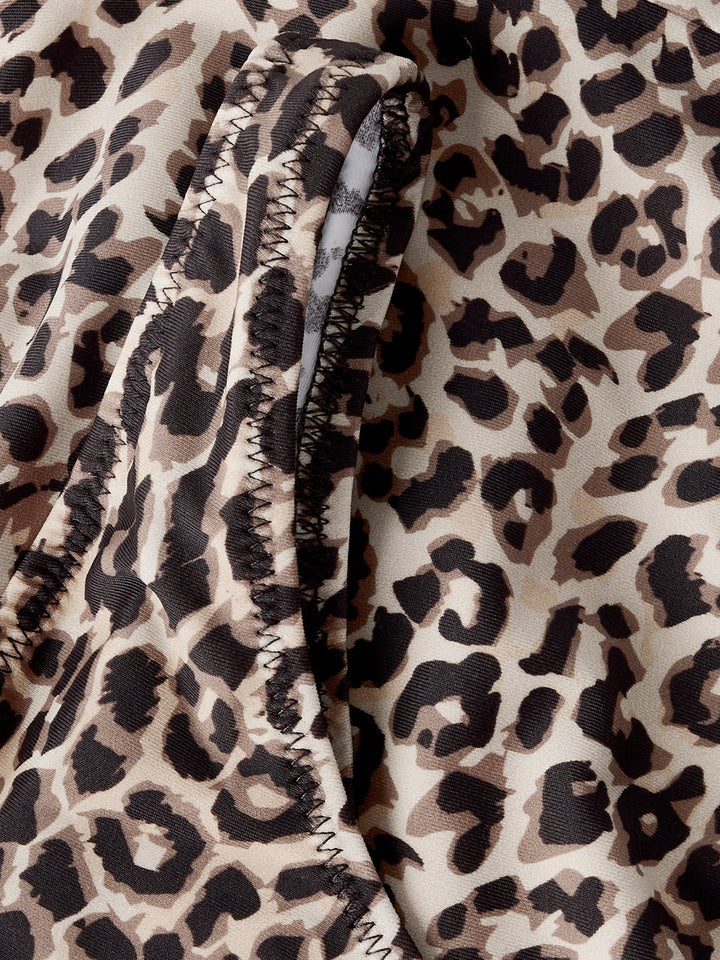 Leo mönstrad bikini till flicka. Badkläder till tjej från Name it. Barn och ungdoms bikini i svart och beige leopard mönster.
NKFZANIMAL BIKINI
13253288