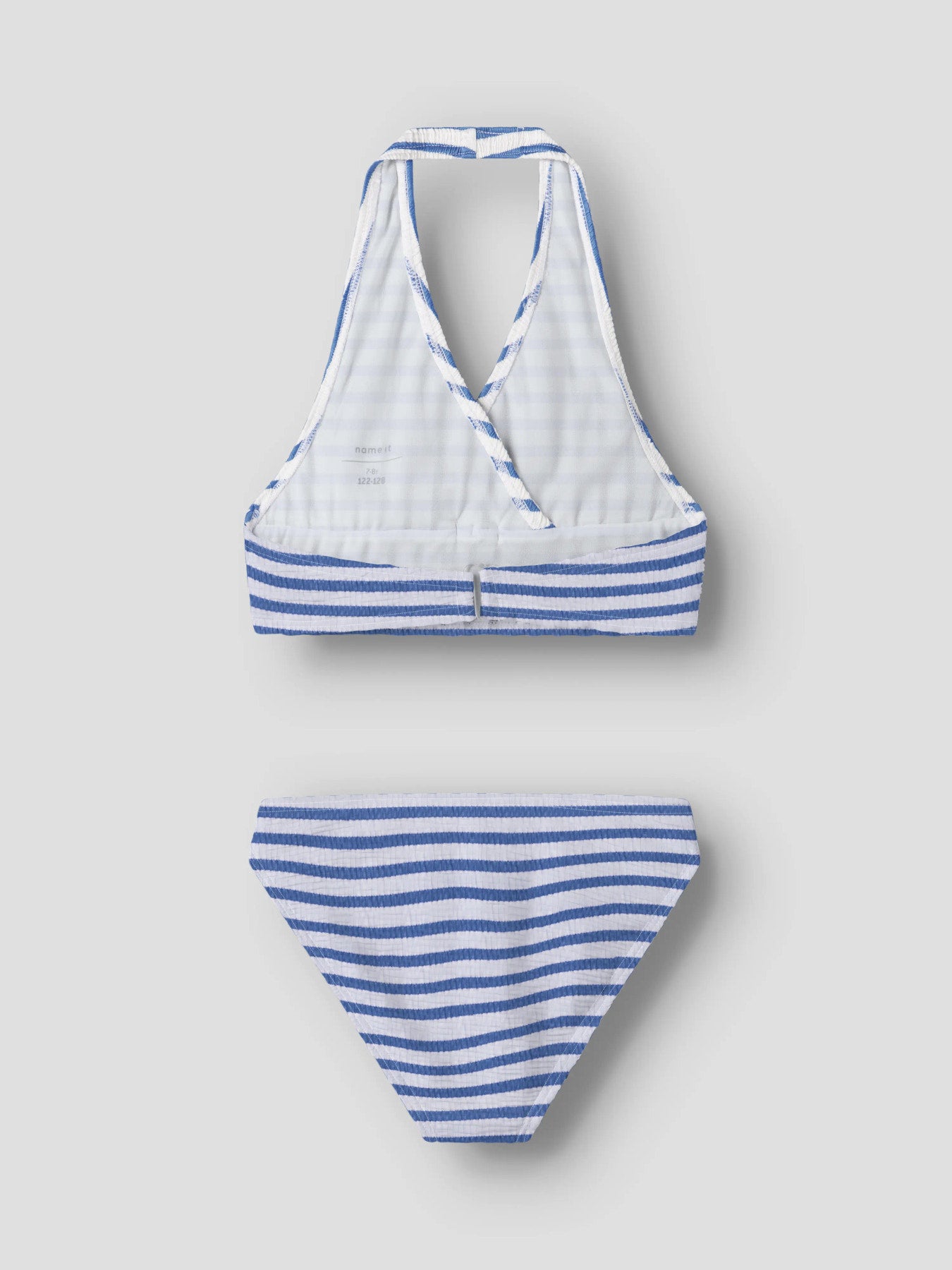 Blå och vit randig halterneck bikini till tjej. Badkläder till flicka, randig bikini topp med rosett fram, samt randig bikini trosa till barn, ungdom från Name it.
NKFZIPPA BIKINI
13253288