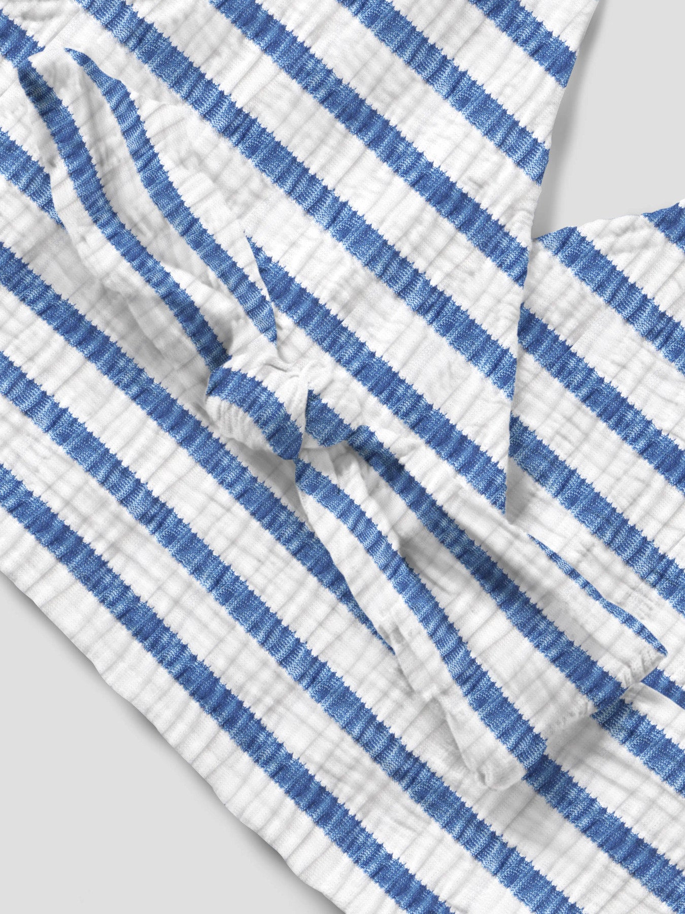 Blå och vit randig halterneck bikini till tjej. Badkläder till flicka, randig bikini topp med rosett fram, samt randig bikini trosa till barn, ungdom från Name it.
NKFZIPPA BIKINI
13253288