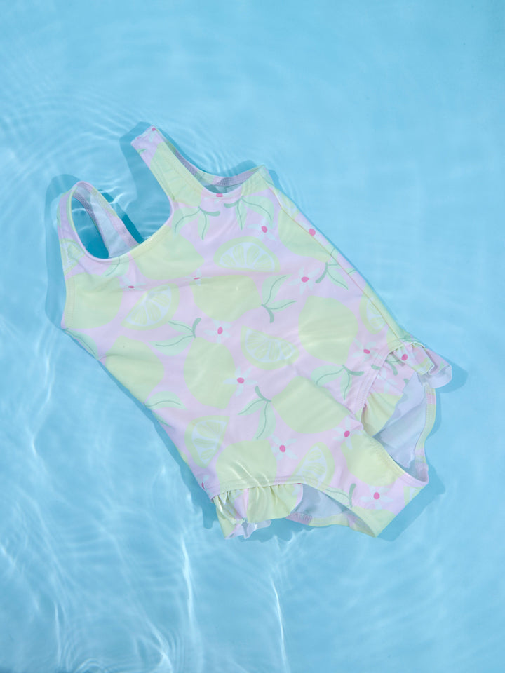 Söt rosa baddräkt med gula citroner till flicka. Baddräkt med volanger och sött mönster till flicka från Name it.
NMFZILUA SWIMSUIT
13253295