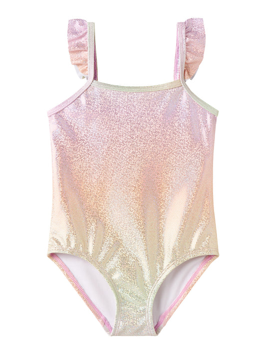 Glittrande regnbågs färgad baddräkt med volanger på axelbanden. Baddräkt i pastellfärger till flicka från Name it.
NMFZOLA SWIMSUIT
13253308