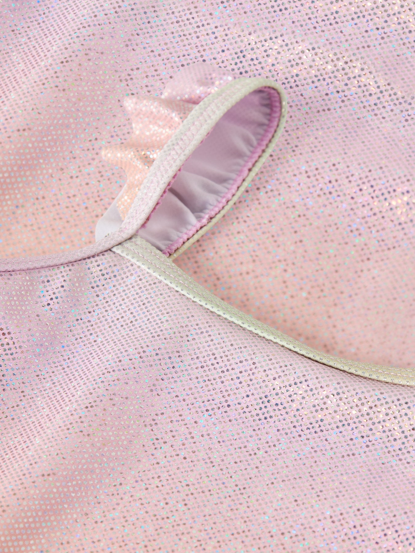 Glittrande regnbågs färgad baddräkt med volanger på axelbanden. Baddräkt i pastellfärger till flicka från Name it.
NMFZOLA SWIMSUIT
13253308