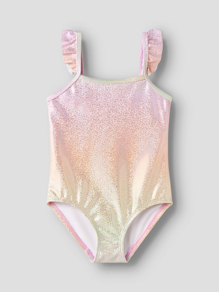 Glittrande regnbågs färgad baddräkt med volanger på axelbanden. Baddräkt i pastellfärger till flicka från Name it.
NMFZOLA SWIMSUIT
13253308