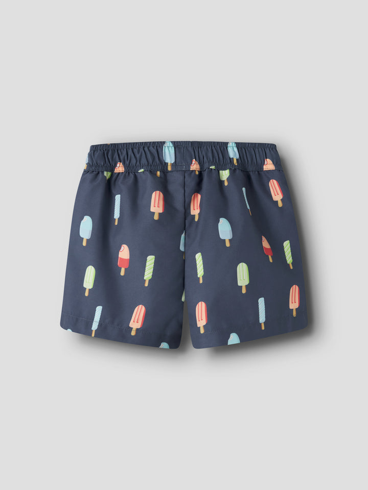 Blå mönstrade badshorts med glassar till pojke. Kul färgglad badbyxa till pojkar från Name it.
NMMZICE SWIM SHORTS
13253326