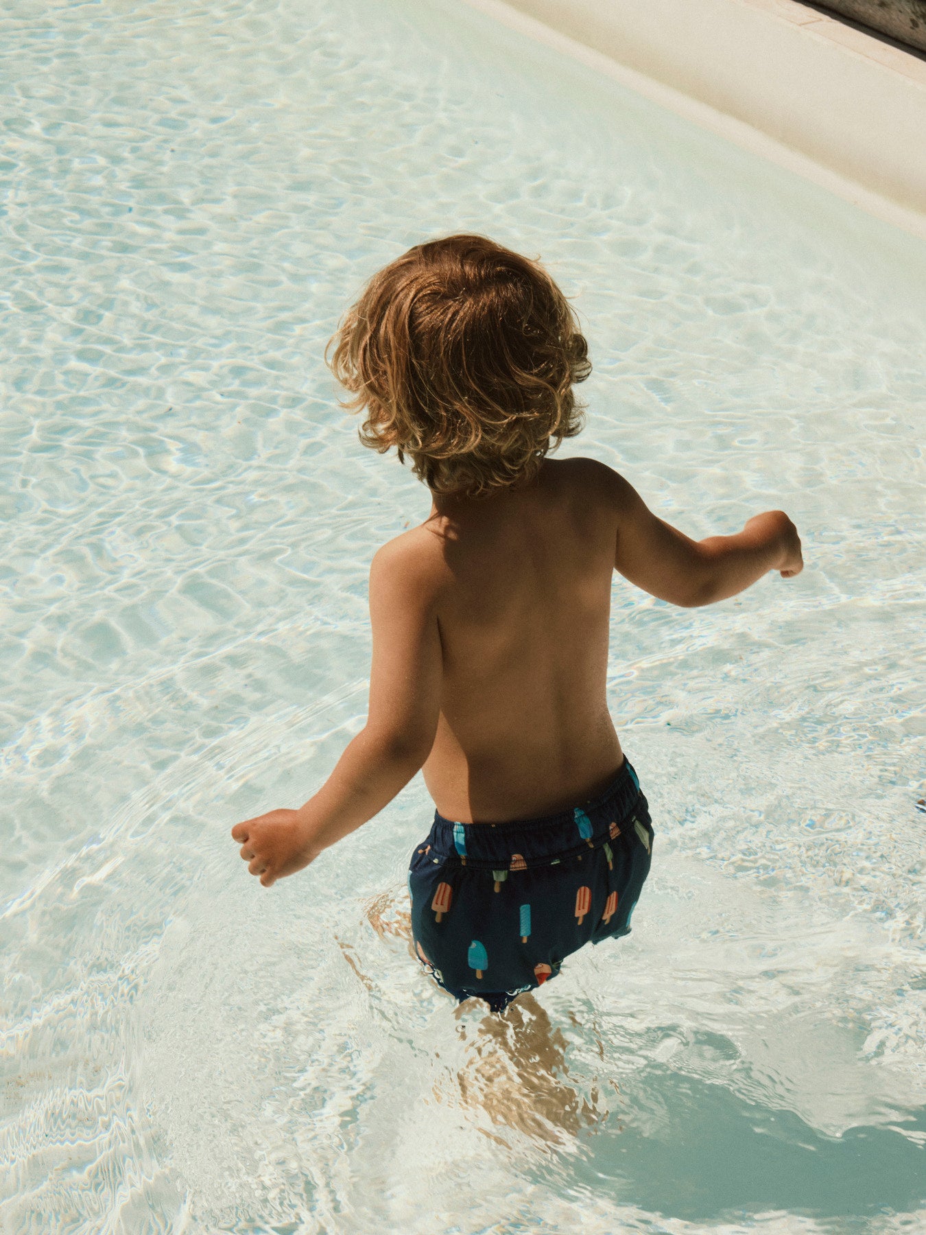 Blå mönstrade badshorts med glassar till pojke. Kul färgglad badbyxa till pojkar från Name it.
NMMZICE SWIM SHORTS
13253326
