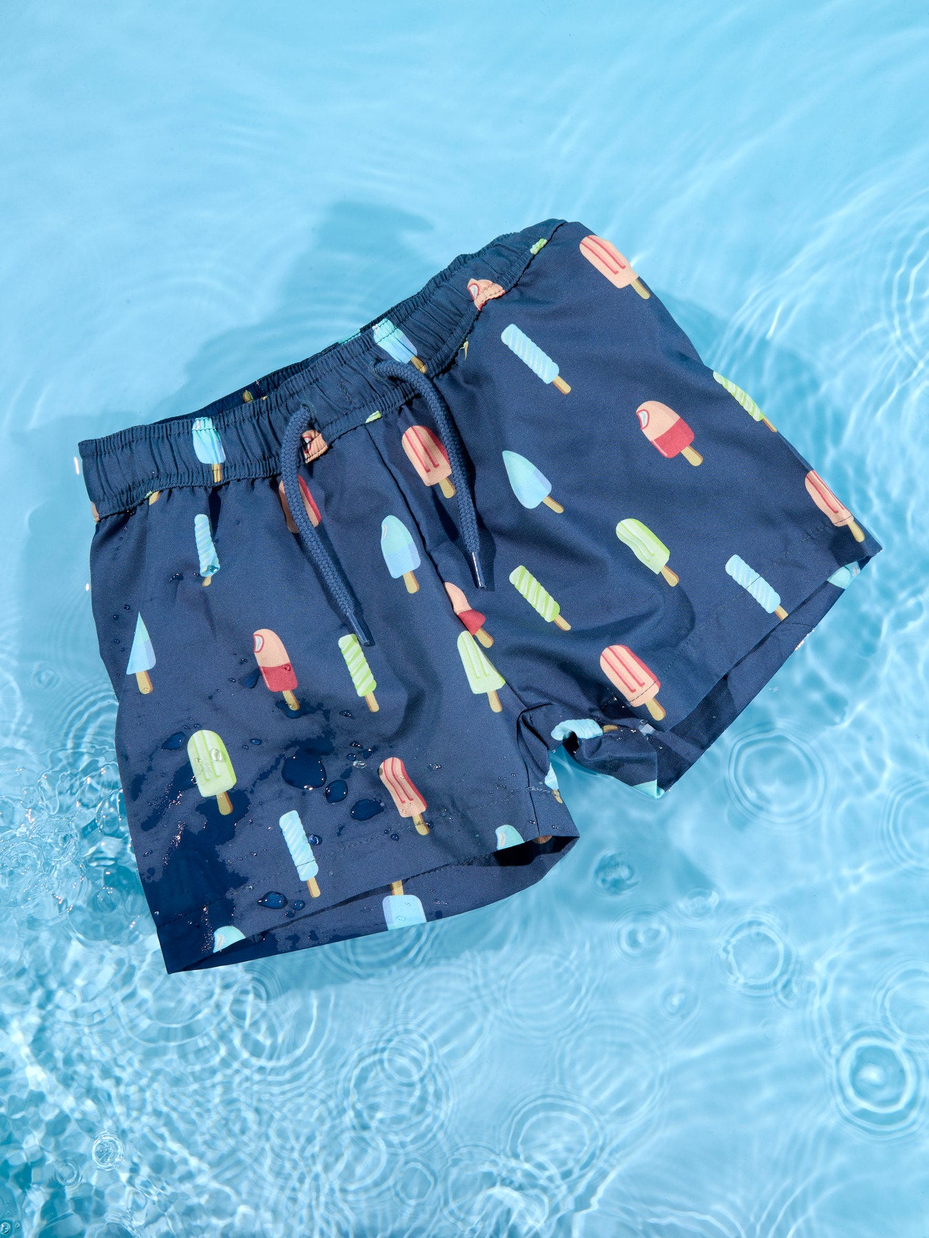 Blå mönstrade badshorts med glassar till pojke. Kul färgglad badbyxa till pojkar från Name it.
NMMZICE SWIM SHORTS
13253326