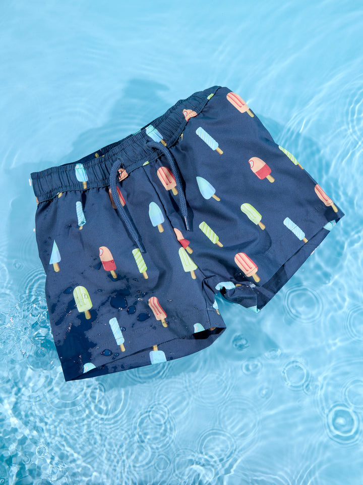 Blå mönstrade badshorts med glassar till pojke. Kul färgglad badbyxa till pojkar från Name it.
NMMZICE SWIM SHORTS
13253326