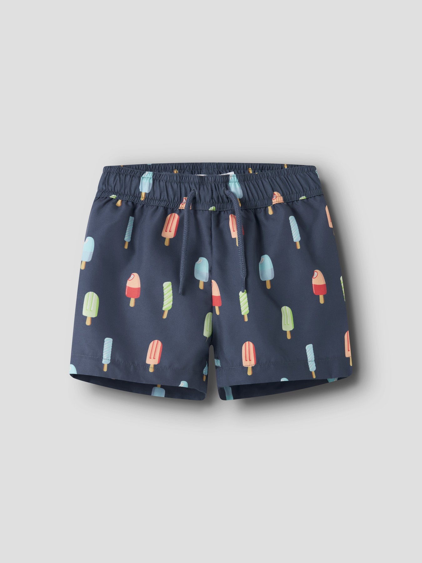 Blå mönstrade badshorts med glassar till pojke. Kul färgglad badbyxa till pojkar från Name it.
NMMZICE SWIM SHORTS
13253326