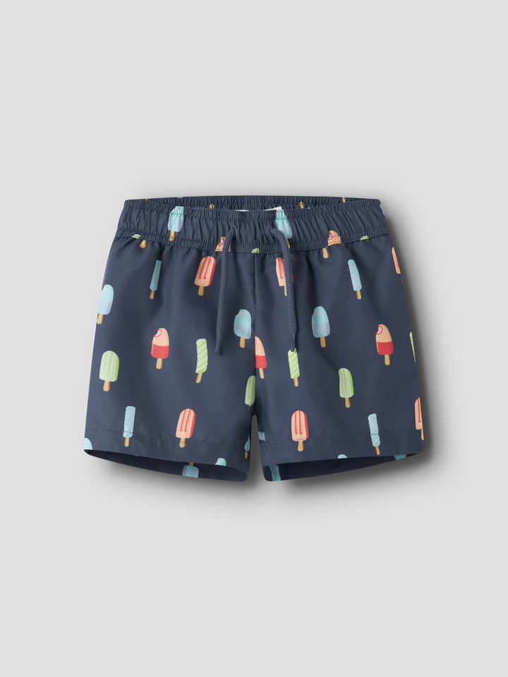 Blå mönstrade badshorts med glassar till pojke. Kul färgglad badbyxa till pojkar från Name it.
NMMZICE SWIM SHORTS
13253326