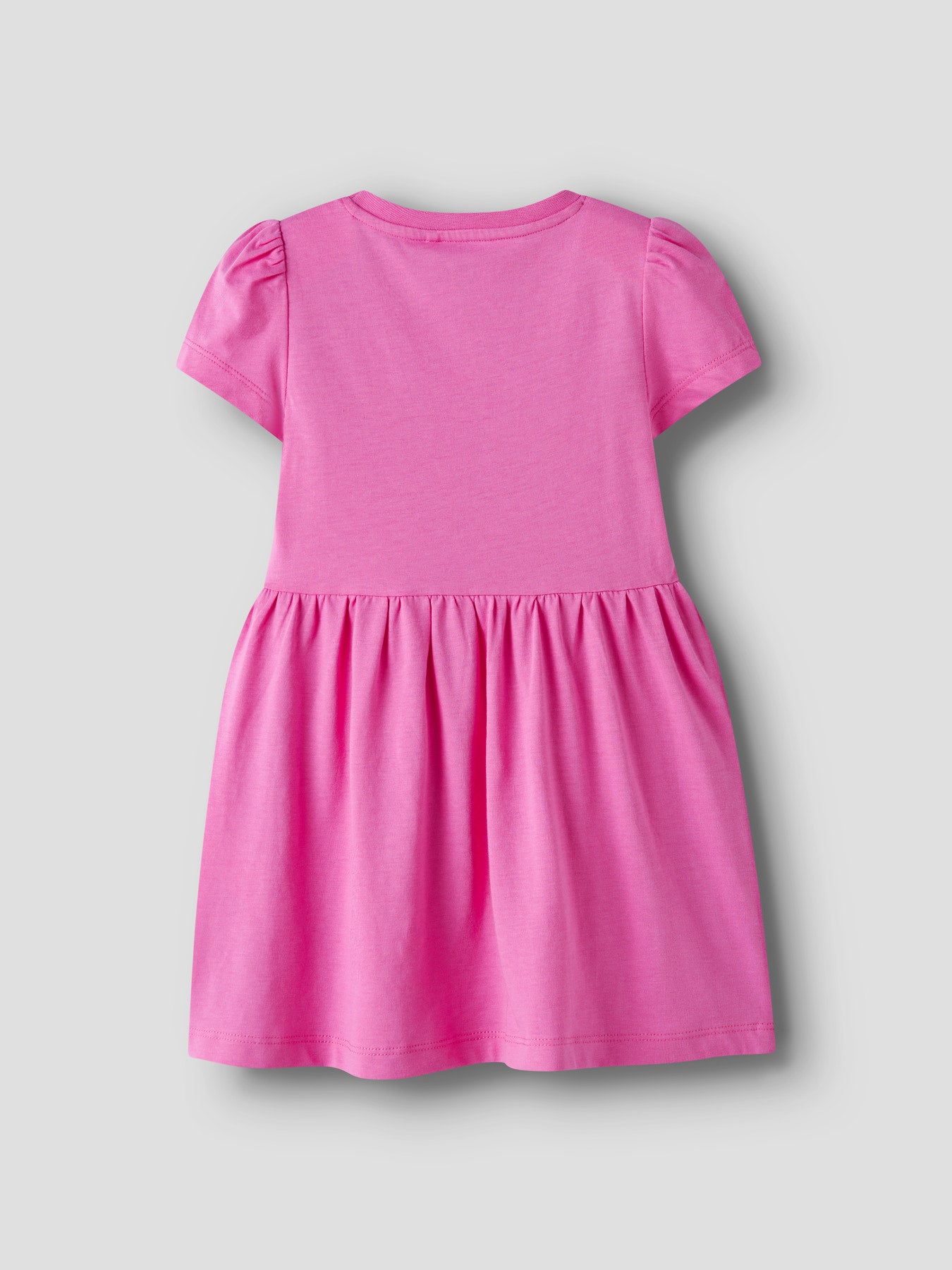 Söt enfärgad knall rosa sommar klänning till flicka. Skön kortärmad klänning från Name it.
NMFVIVIA SS DRESS NOOS
13253371